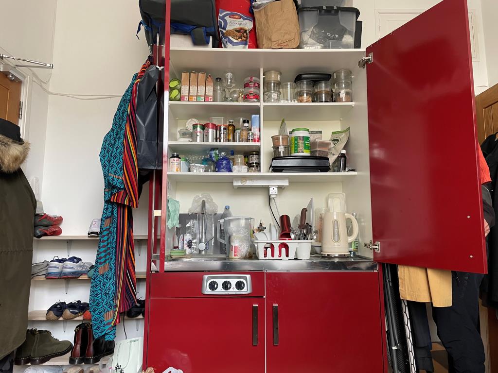 Lot: 139 - FIVE STUDIO FLATS PRODUCING APPROX. £52,000 PER ANNUM JUST OFF BRIGHTON SEAFRONT - Red kitchenette of flat 2